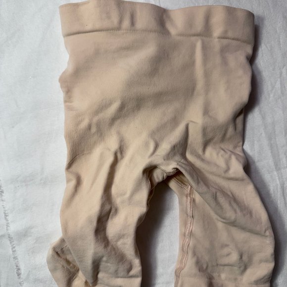 SKIMS - Seamless Sculpt Mid Thigh Short | Color: Sand | Size: X-SMALL | NWOT - Picture 6 of 10